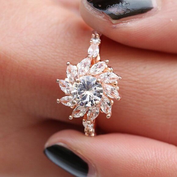 Elegant Rose Gold Floral Ring - Picture 1 of 7